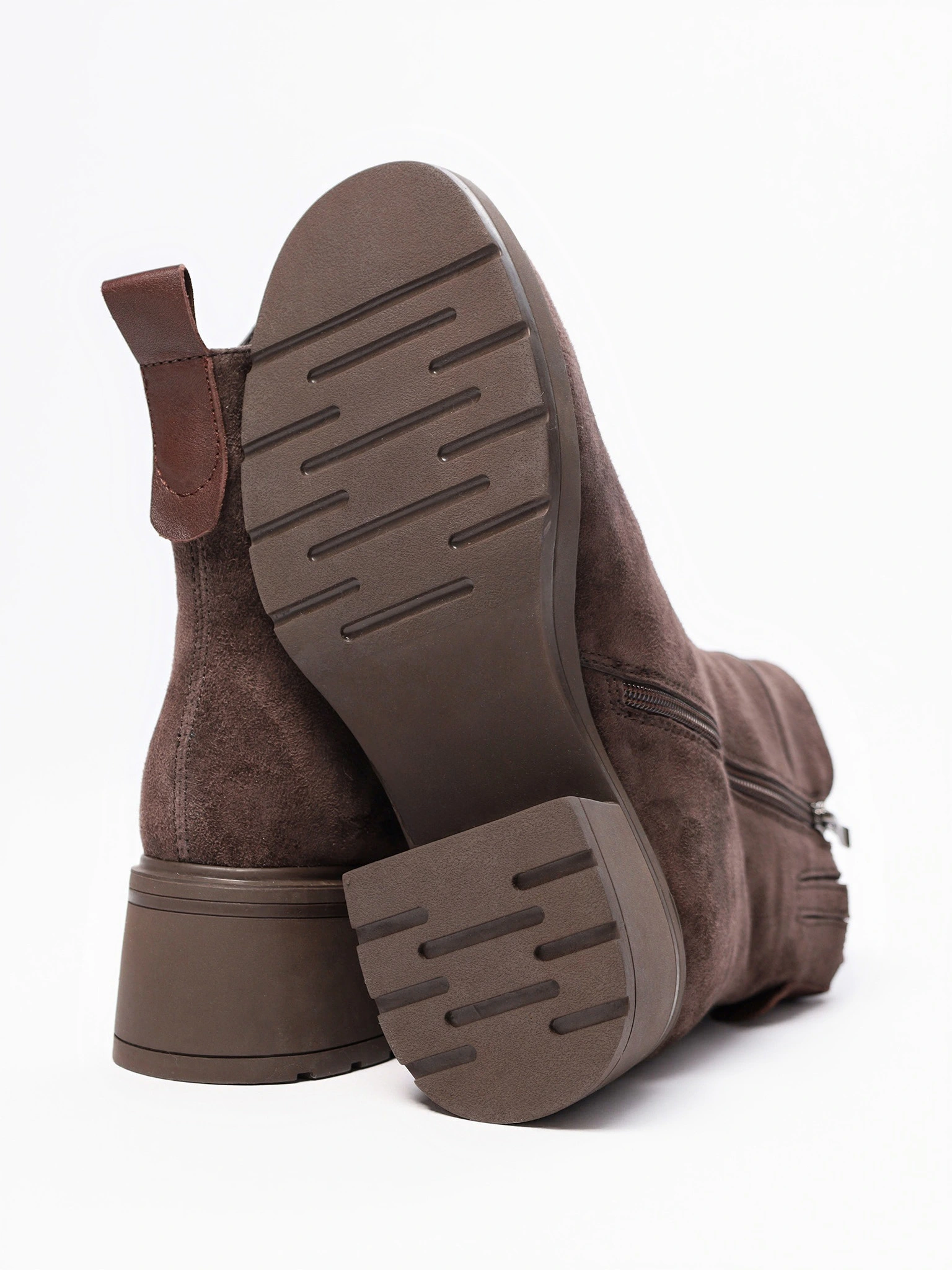 Ботинки темно-коричневого цвета на высоком широком каблуке